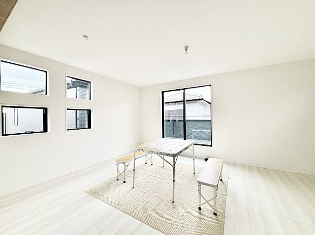 大きな窓からたっぷりの陽光と風を感じられるリビング