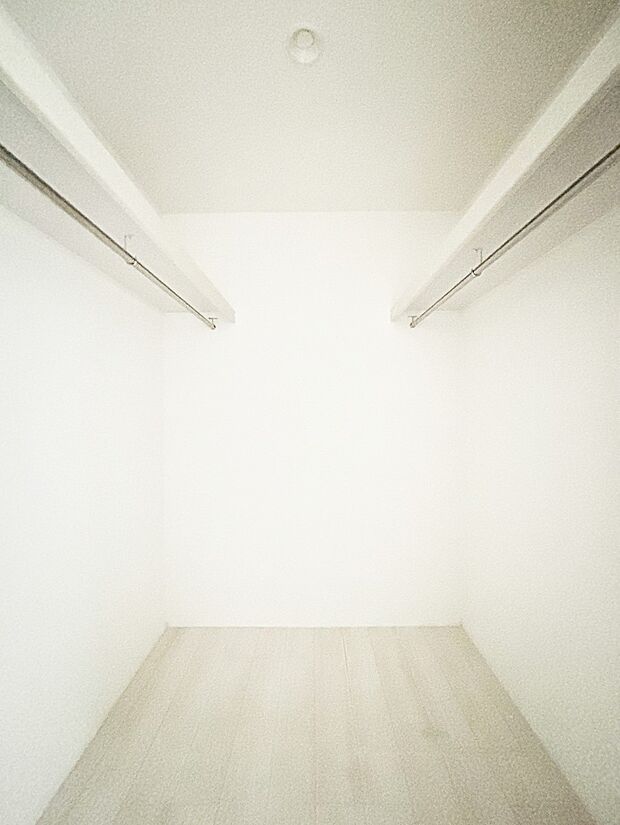 ウォークインクローゼットの活用で生活空間スッキリ