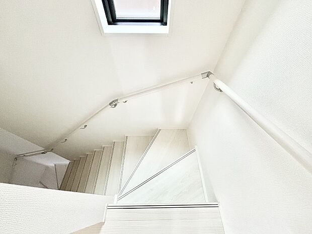 階段は手すり付きなので小さなお子さまやご高齢の方も安心です