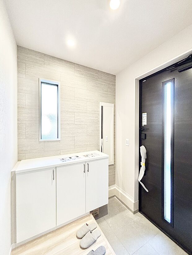 下駄箱はご家族の写真や季節のインテリアで飾り棚として演出できます