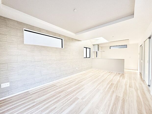 ご家族の賑やかな話し声で包まれる明るいリビング