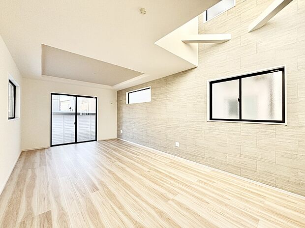 大きな窓からたっぷりの陽光と風を感じられるリビング