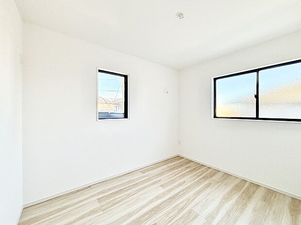 窓からのやさしい光が心地よいプライベートルーム