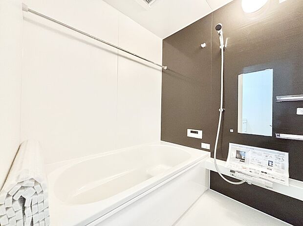 一日の疲れを癒してくれる明るい清潔感のあるバスルーム