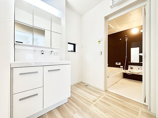 清潔感ある洗面化粧室で朝の身支度も快適