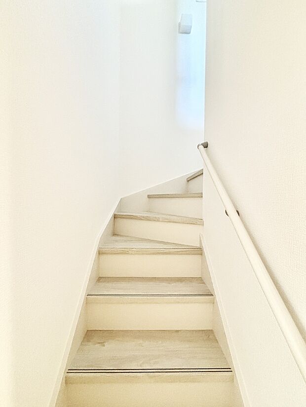 階段は手すり付きなので小さなお子さまやご高齢の方も安心です