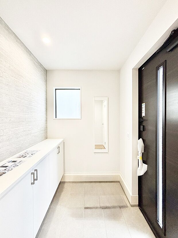 ガラススリットの入った玄関ドアが室内に光を届けてくれます