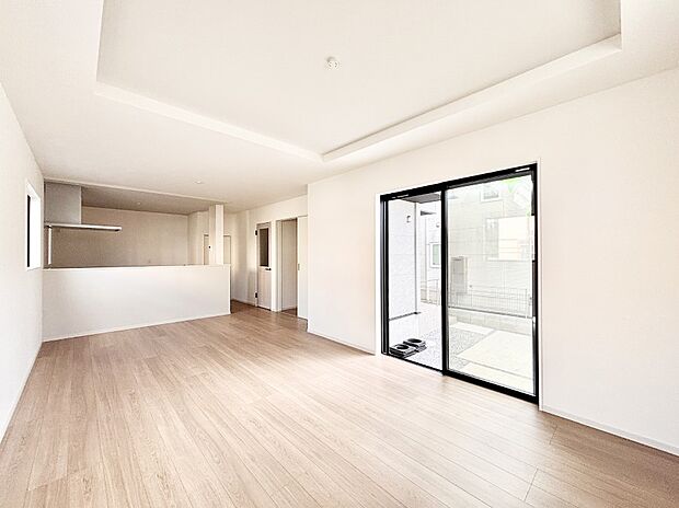 ご家族の賑やかな話し声で包まれる明るいリビング