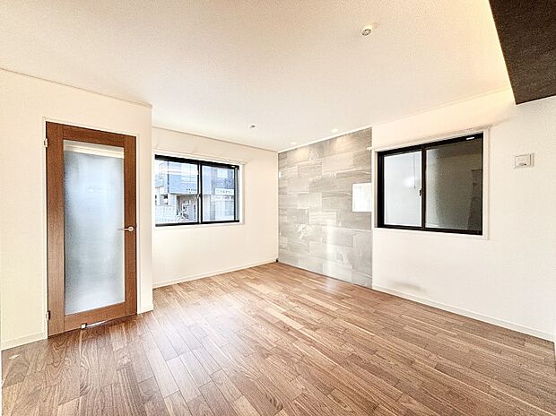 自然光が取り込まれ、家族団らんの場所を明るく演出