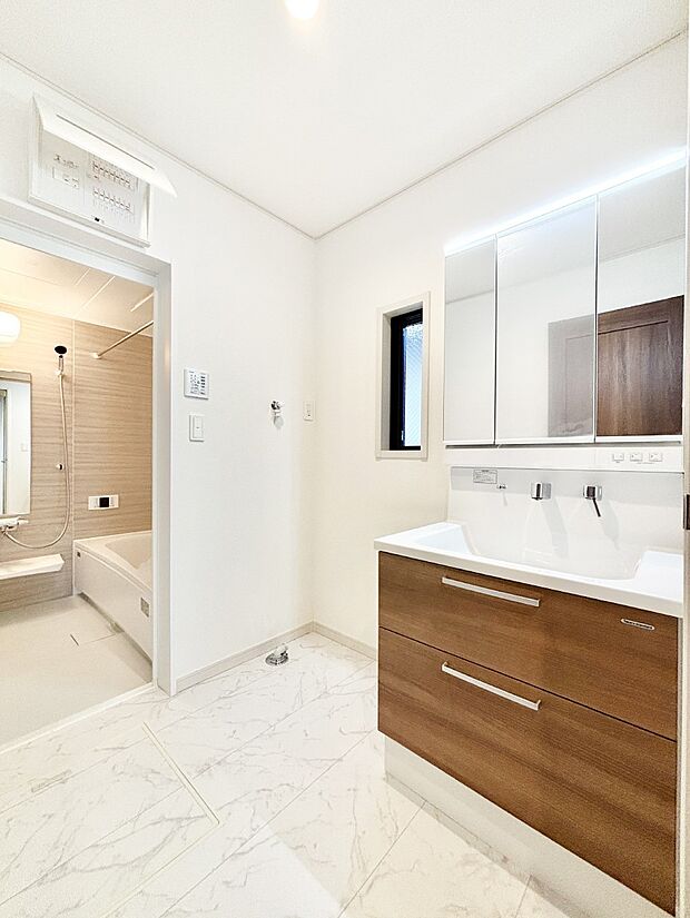 身支度もスムーズにおこなえる脱衣場。  