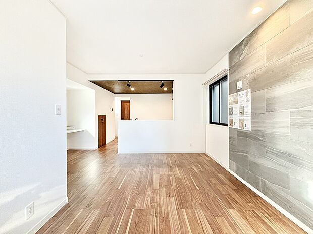 ご家族の賑やかな話し声で包まれる明るいリビング  