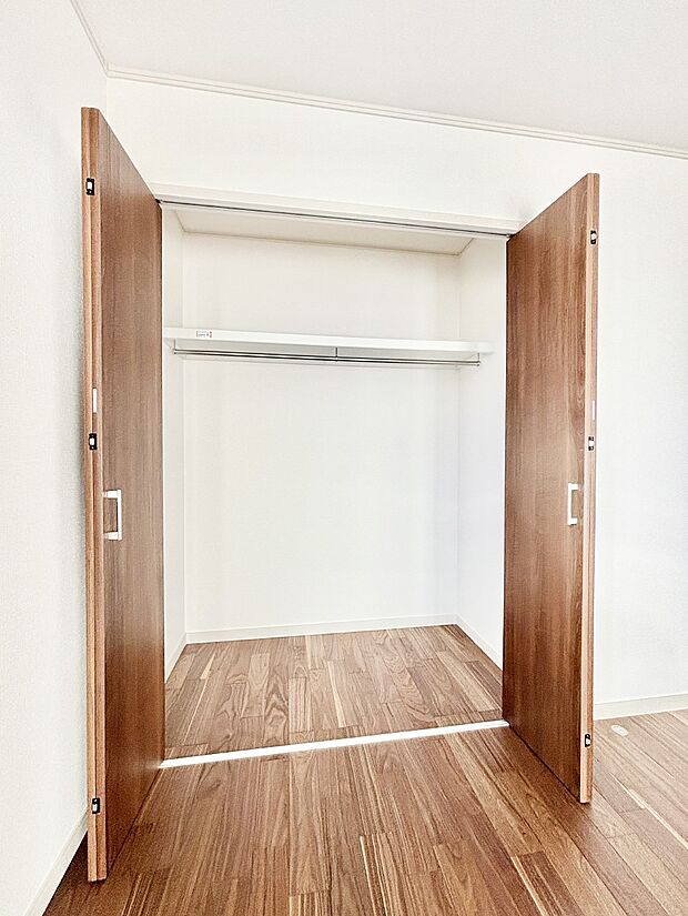 洋室のクローゼット。奥行きがあるので厚手の衣類もすっきり収まります。