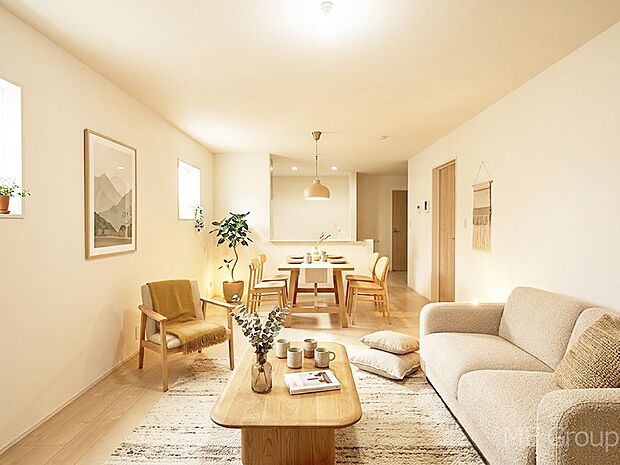 落ち着いた雰囲気のLDKは家族みんなの快適空間※家具はCGです