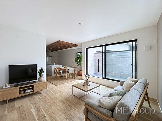 ご家族の賑やかな話し声で包まれる明るいリビング ※家具はCGです