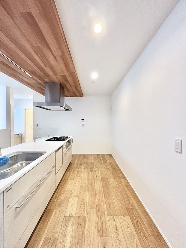 料理をしながらでもご家族との会話を楽しめる対面キッチン