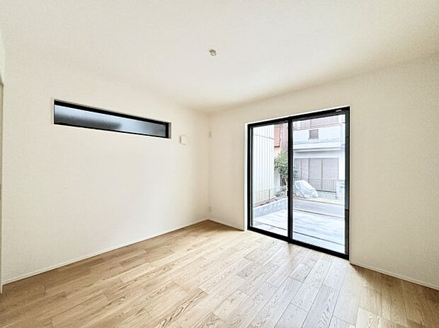 窓からのやさしい光が心地よいプライベートルーム