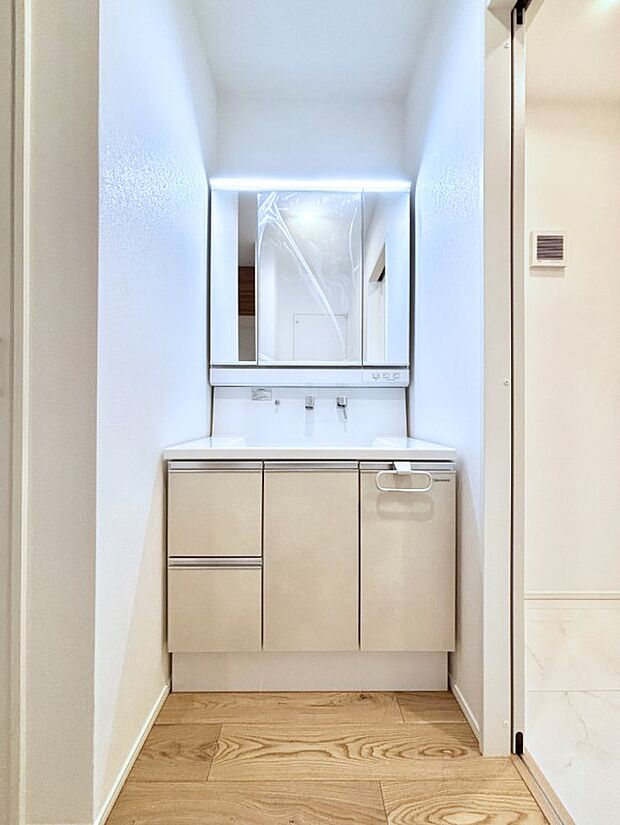 大きく見やすい三面鏡で清潔感ある洗面台は、身だしなみチェックや肌のお手入れにおすすめです。