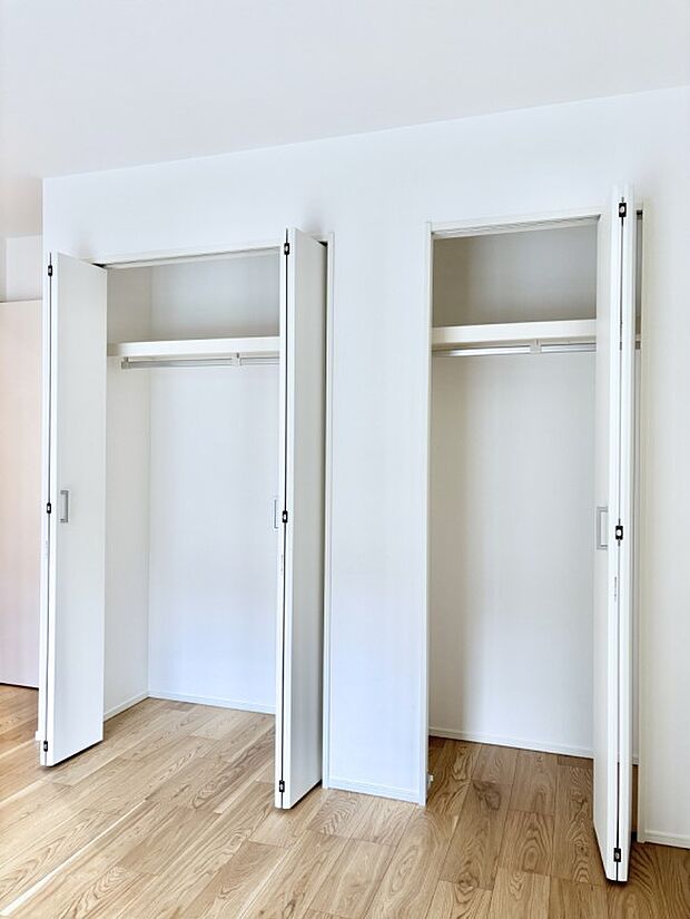 洋室のツインクローゼット。奥行きがあるので厚手の衣類もすっきり収まります。