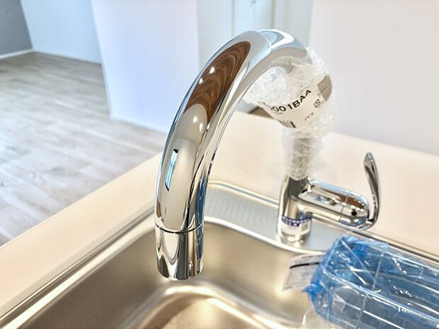 センサーに手をかざすだけで吐水/止水ができるタッチレス水栓。浄水器付き。