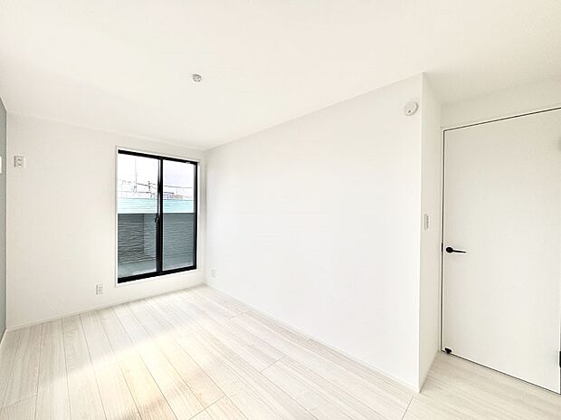 窓からのやさしい光が心地よいプライベートルーム