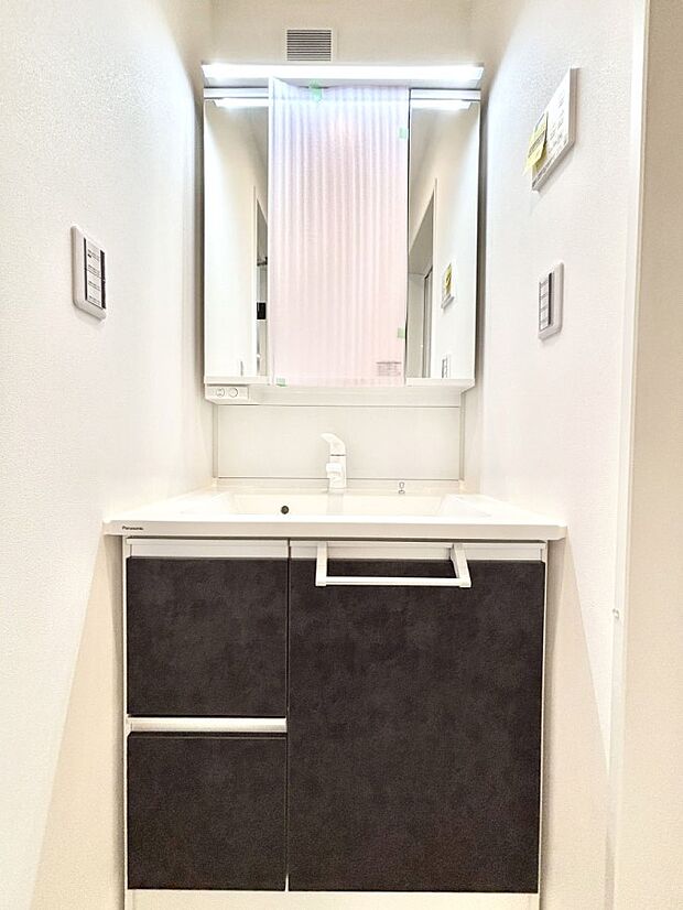 大きく見やすい三面鏡で清潔感ある洗面台は、身だしなみチェックや肌のお手入れにおすすめです。 