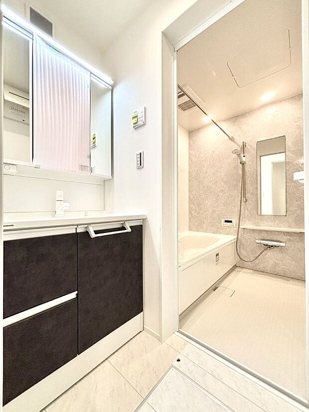 明るい洗面所は毎朝の身支度も楽しくできちゃいそうです。