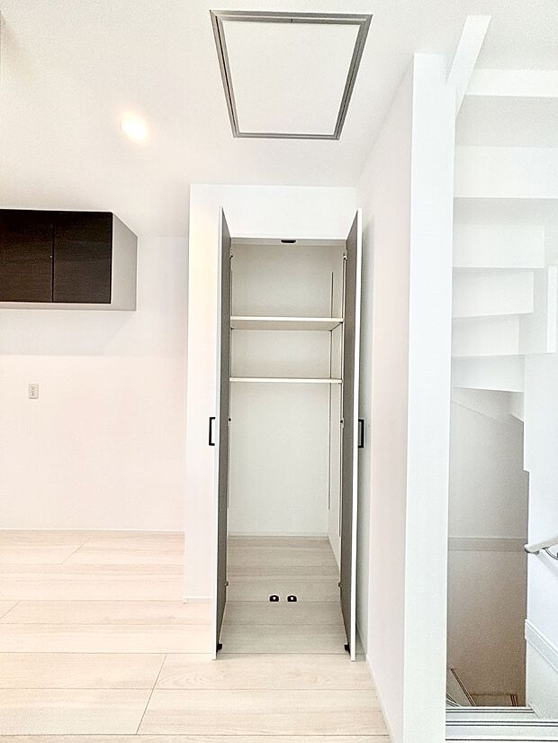 リビング収納。ここに収納があると物が集まるLDKがスッキリ片付きそうですね。  