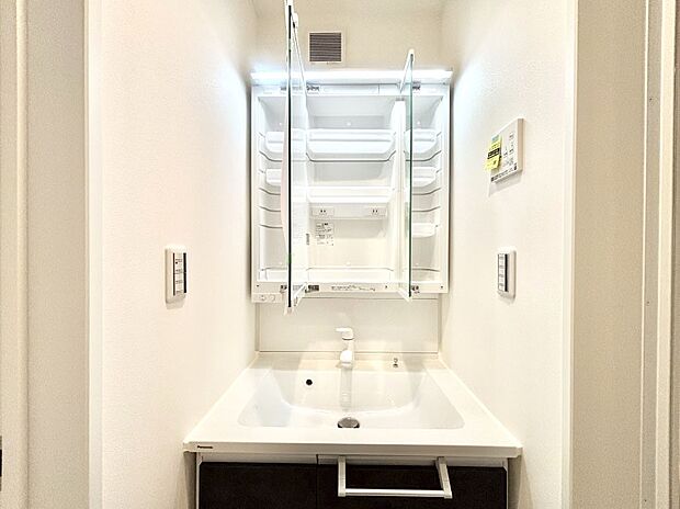 三面鏡の裏に、化粧品や衛生用品などを収納可能。洗面台をすっきりと保ちます！