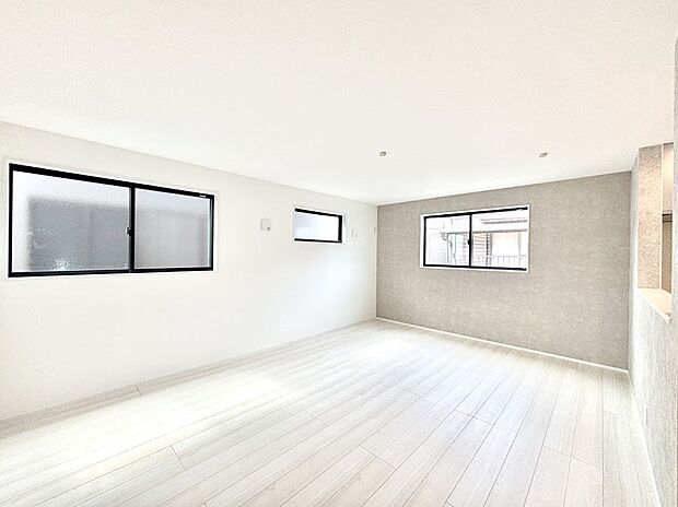 明るい陽光が注ぎ、寛ぎの雰囲気に満たされるダイニング。   