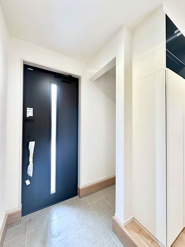 明るい玄関はお客様をお出迎えするのにぴったりです！ 