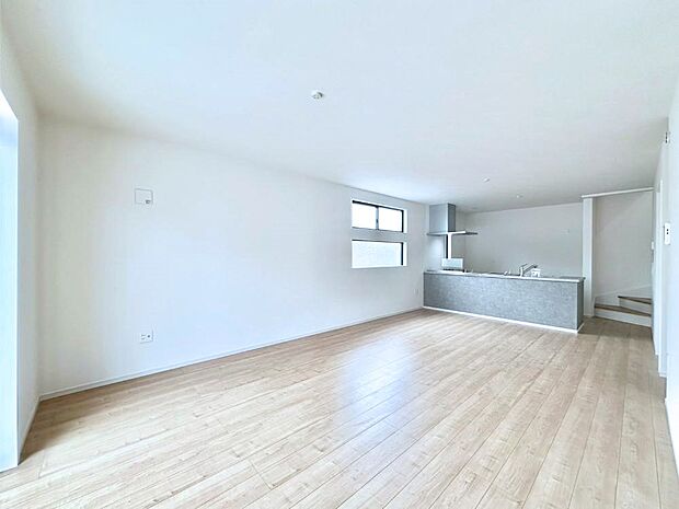 ご家族の賑やかな話し声で包まれる明るいリビング。   