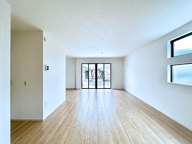 大きな窓からたっぷりの陽光と風を感じられるリビング