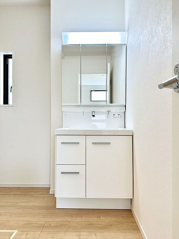 大きく見やすい三面鏡で清潔感ある洗面台は、身だしなみチェックや肌のお手入れにおすすめです。 