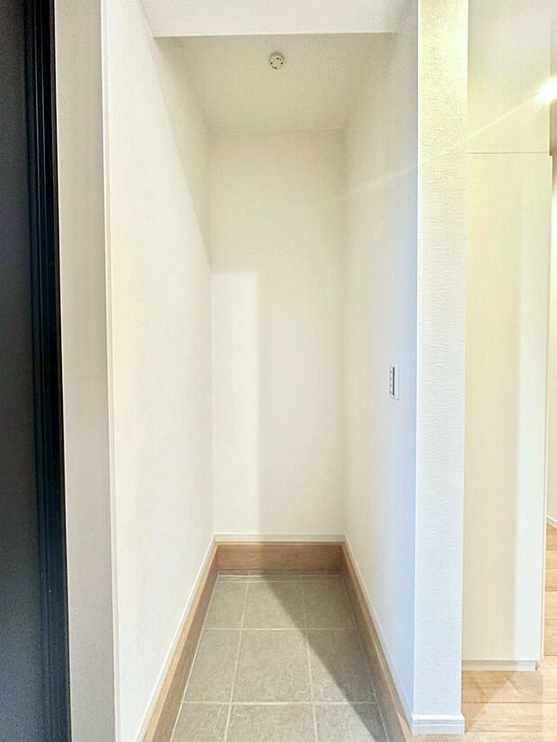 シューズインクローク付き！雨具やベビーカーも置けます。 