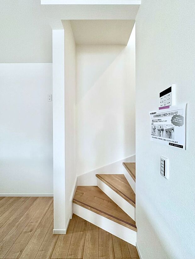 安全性を考慮し階段には手すりを設置しています