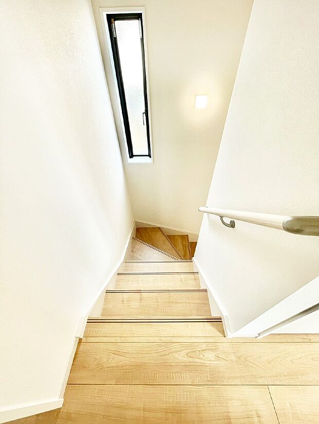 安全性を考慮し階段には手すりを設置しています