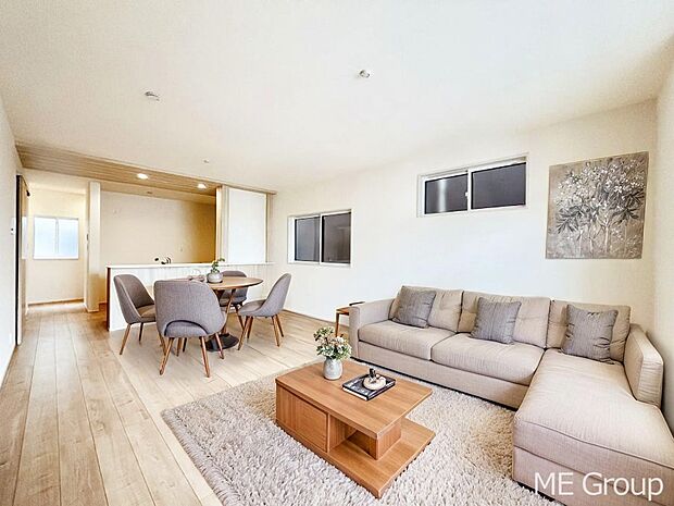 家族の和やかな会話が聞こえてきそう。開放感のあるリビングです。※家具はCGです