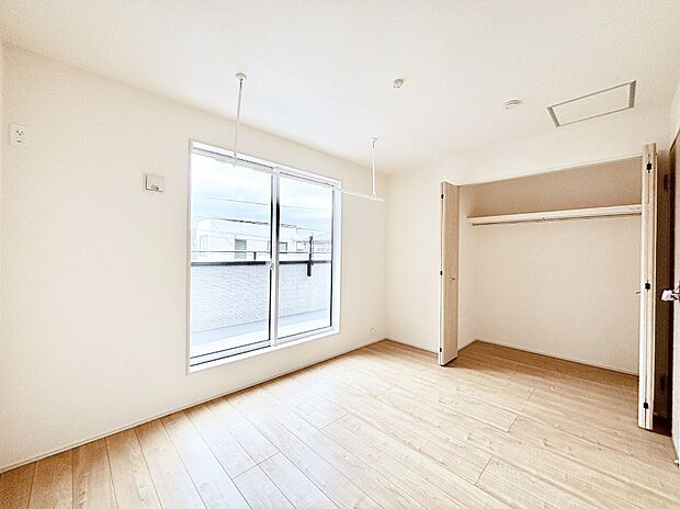 子供部屋にもおすすめな収納スペースたっぷりの居室。室内物干し付きです。