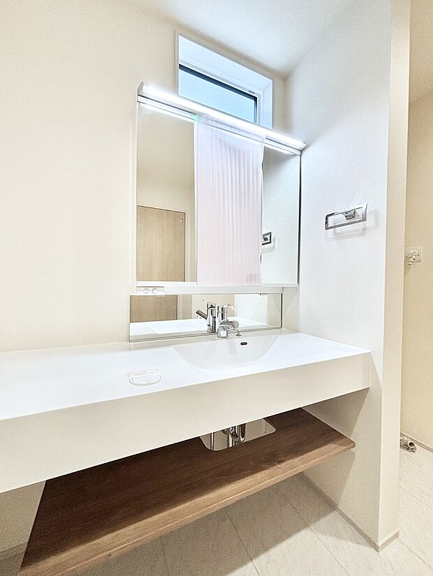 大きく見やすい三面鏡で清潔感ある洗面台は、身だしなみチェックや肌のお手入れにおすすめです。