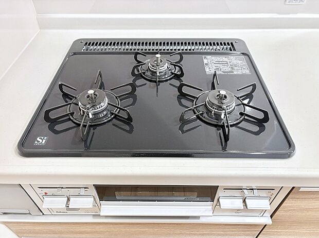 ガスコンロはSiセンサー搭載。火力調節や焦げ付き・消し忘れも防いでくれます。