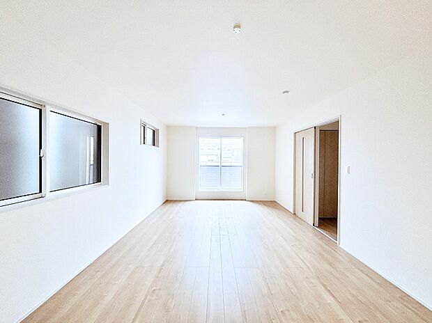 明るい2階リビング!外からの視線をシャットアウトして家族のプライバシーを守ります。