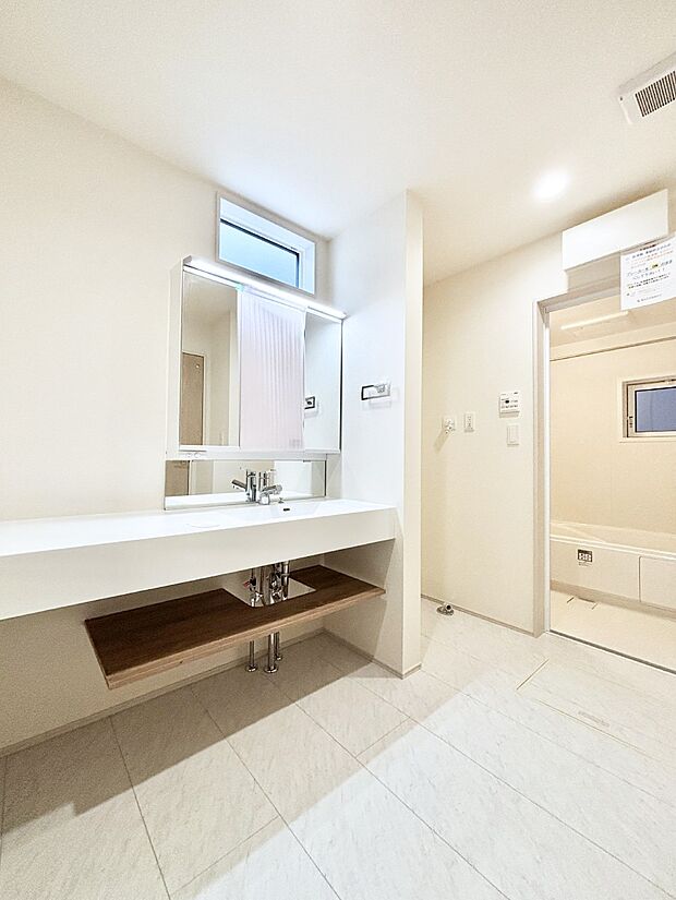 清潔感ある洗面化粧室で朝の身支度も快適