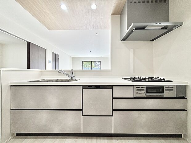 リビングを見渡せる人気のカウンターキッチン。 家族を見守りながら家事をすることができます。