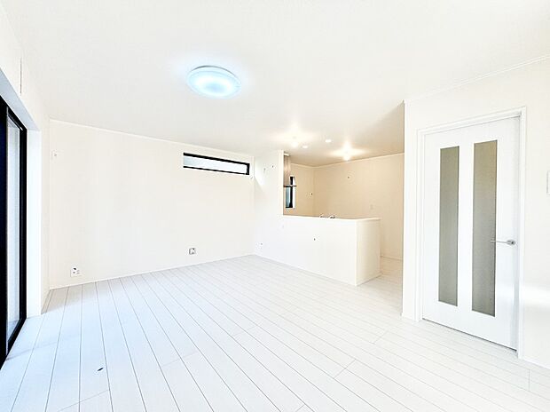 ナチュラルテイストの優しく柔らかい色使いのフローリングが素敵なリビングですね。