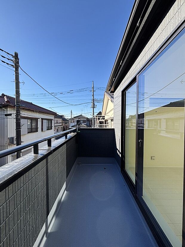 暖かな陽光が降り注ぐバルコニーはお洗濯におすすめ。爽やかな風も心地よいです。 