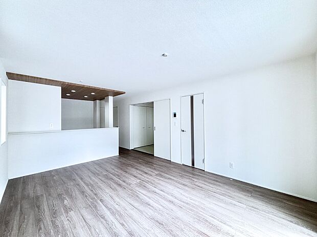 家族団らんの時間も増えそうなくつろぎのリビングダイニング。