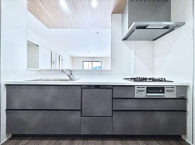 リビングを見渡せる人気のカウンターキッチン。 家族を見守りながら家事をすることができます。