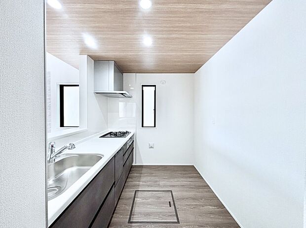 ポップアップ天井が素敵なキッチン!窓があるので採光もとれ換気にも役立ちます。