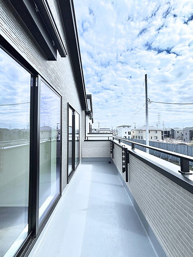 南向きのバルコニー!ご家族の洗濯物はもちろん、お布団もたっぷり干せます!