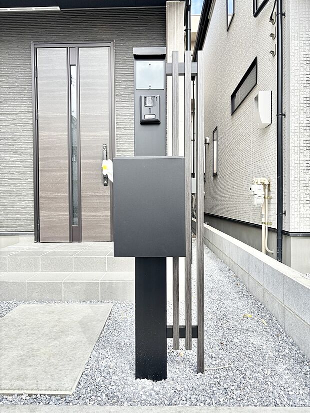 表札・インターホン・ポストをひとつに集約。エントランスになじむシンプルデザイン。